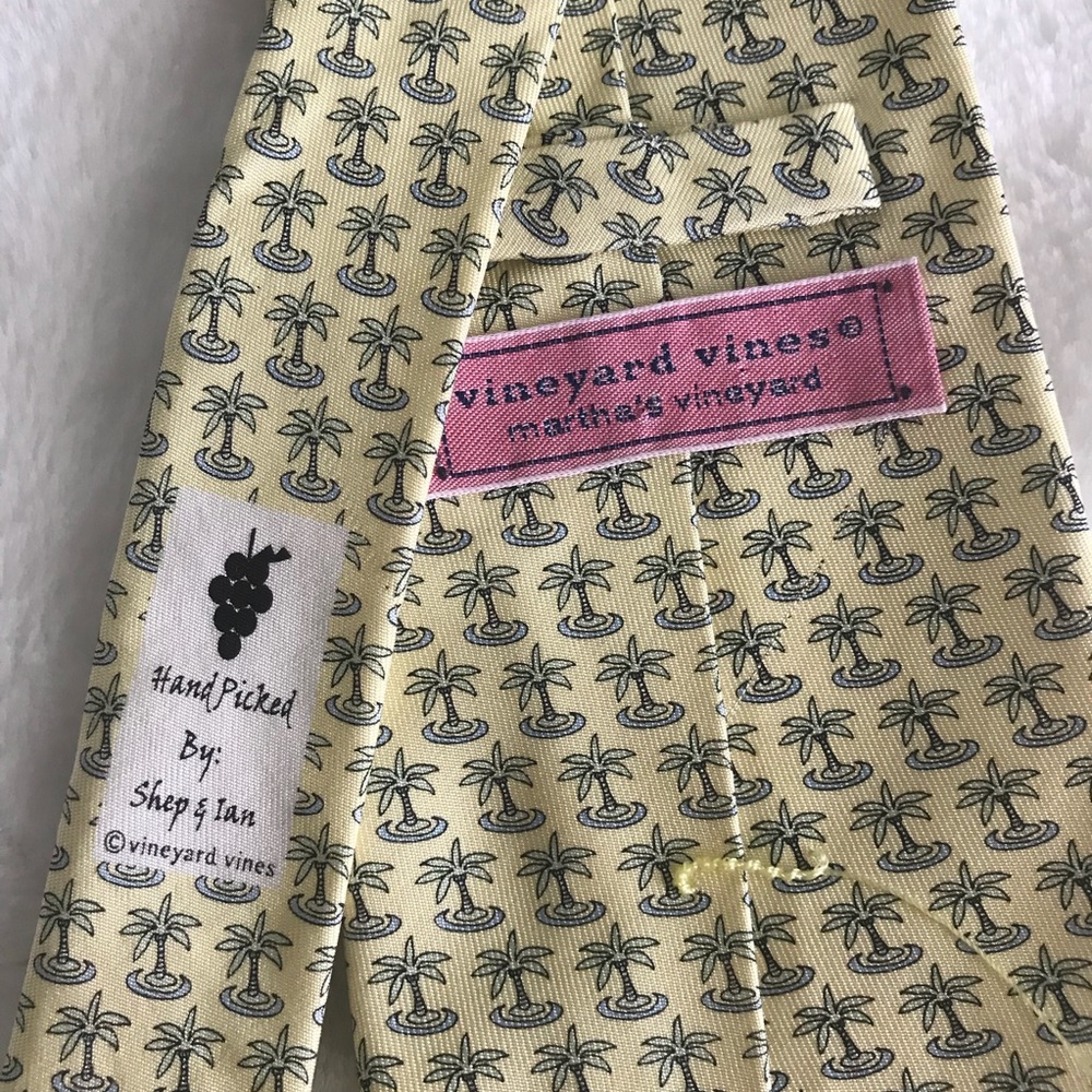 Vineyard vines tie